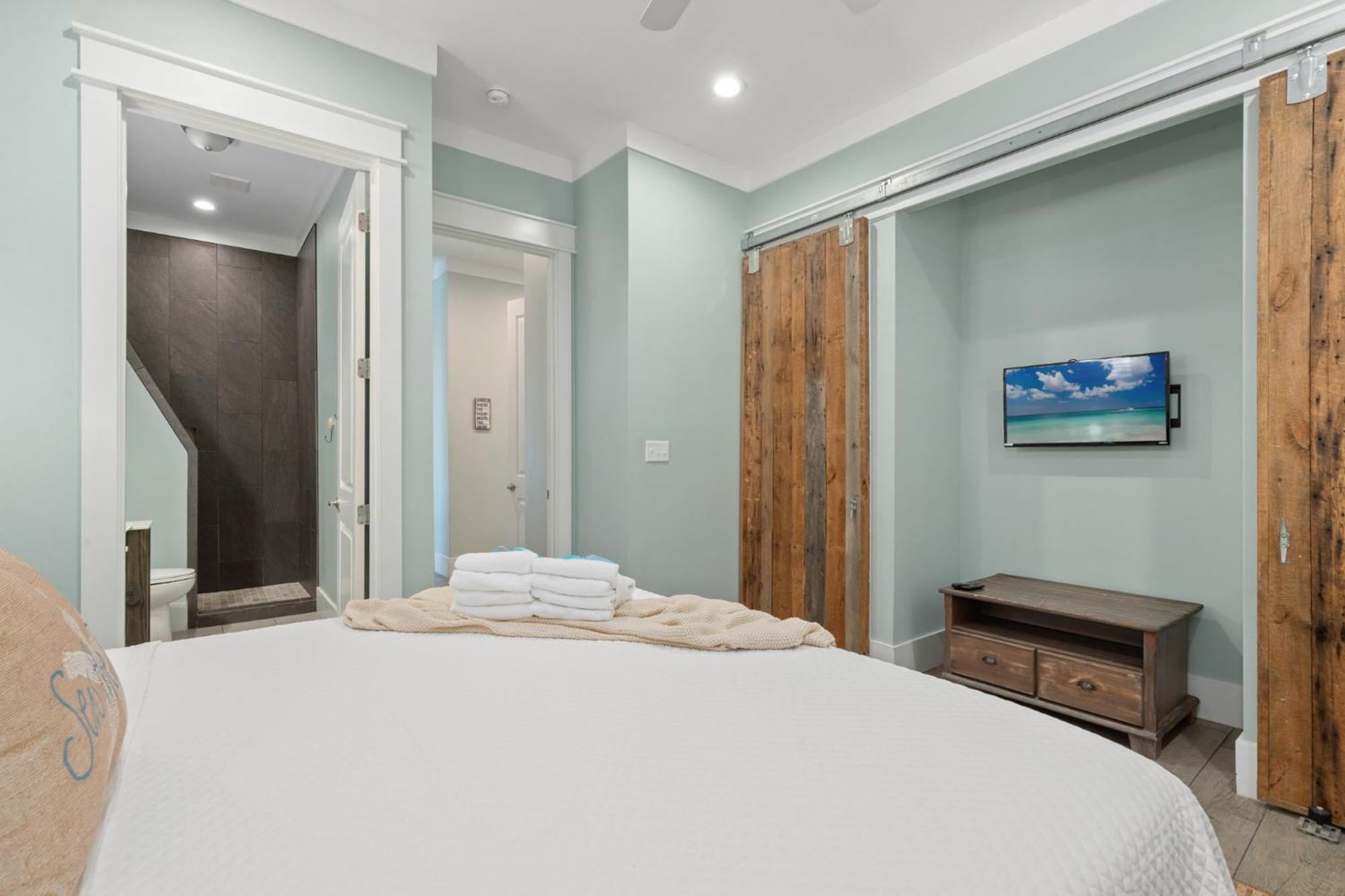Three Master Bedrooms! Easy Access! Gulf Views